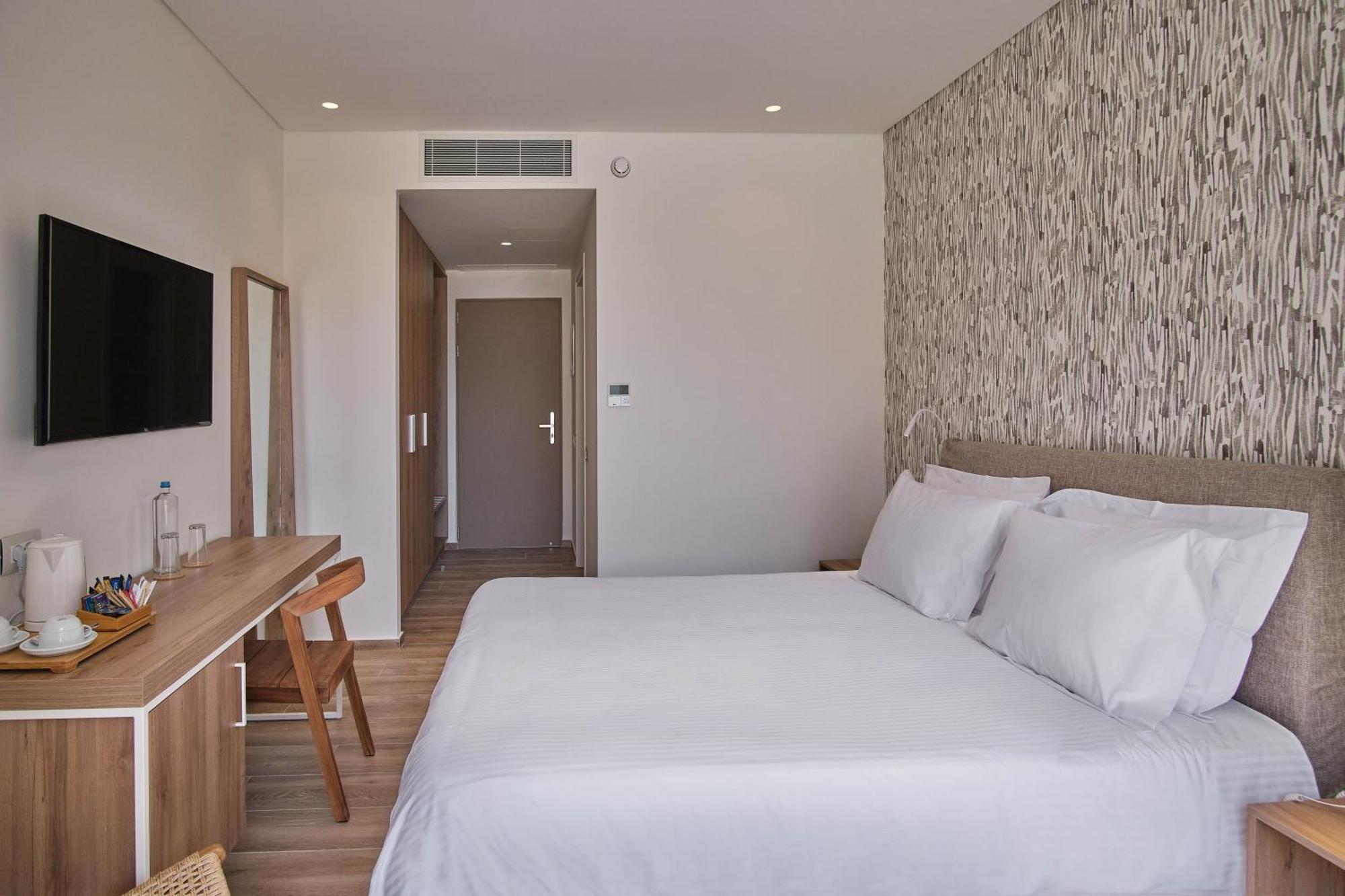 Utopia Blu Hotel Тигаки Экстерьер фото