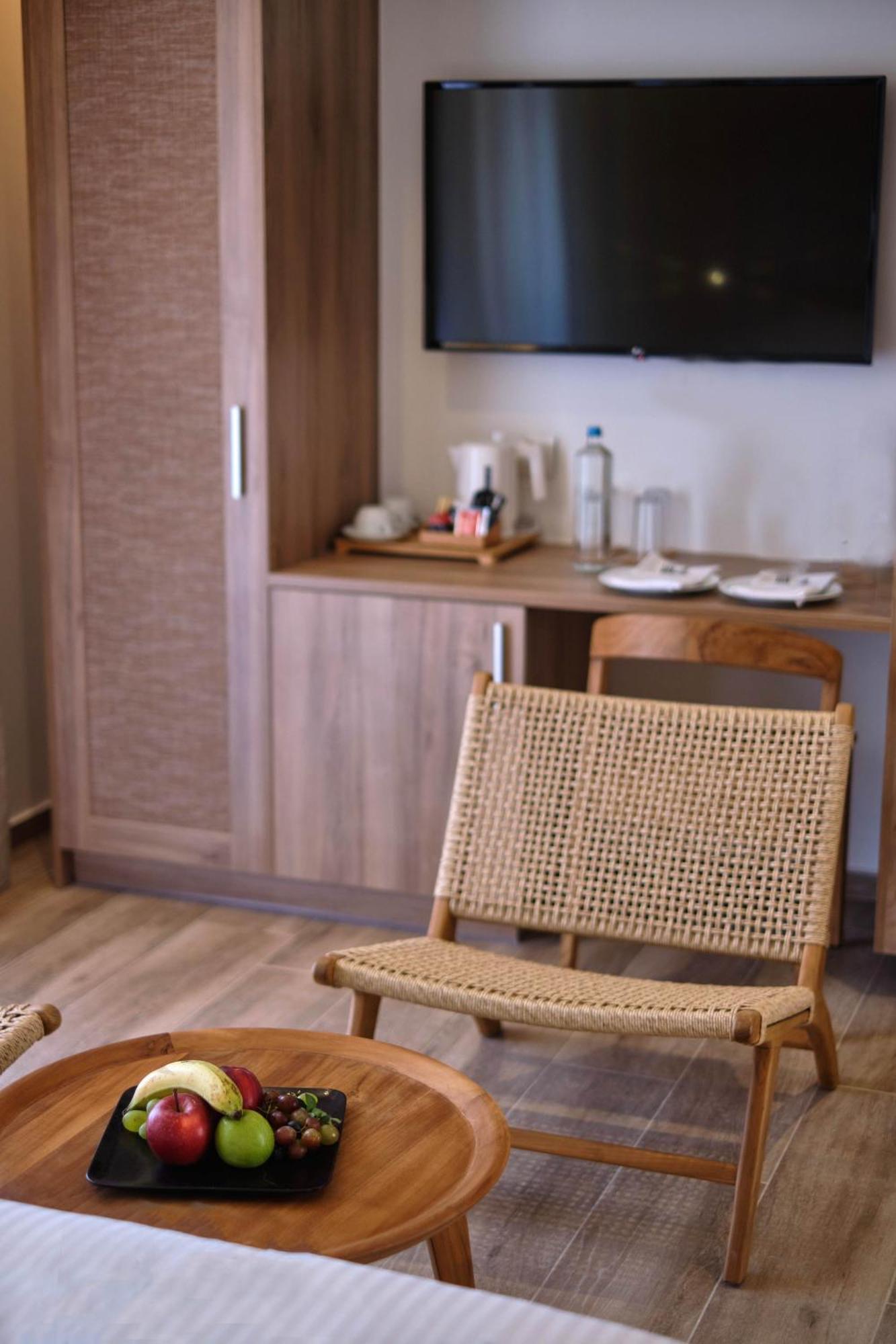 Utopia Blu Hotel Тигаки Экстерьер фото